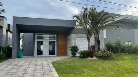 CASA EM CONDOMÍNIO COM 4 DORMITÓRIOS (4 SUÍTES), 4 VAGAS, 170M² ÁREA ÚTIL À VENDA EM CENTRO