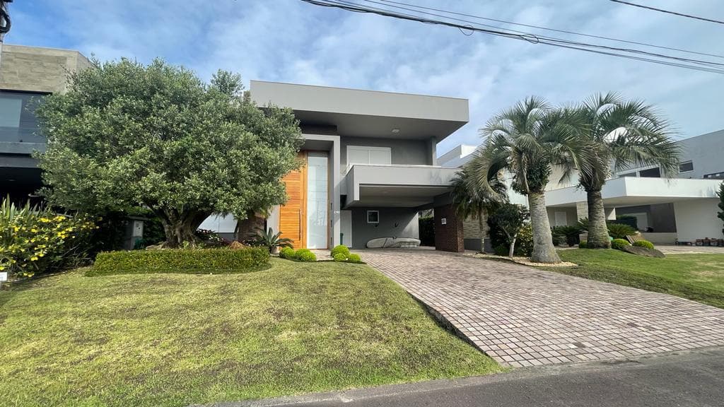 CASA EM CONDOMÍNIO COM 5 DORMITÓRIOS (5 SUÍTES), 2 VAGAS, 380M² ÁREA TOTAL À VENDA EM CENTRO