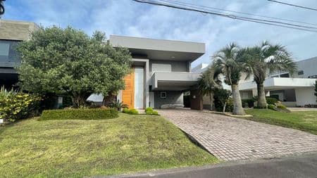 CASA EM CONDOMÍNIO COM 5 DORMITÓRIOS (5 SUÍTES), 2 VAGAS, 380M² ÁREA TOTAL À VENDA EM CENTRO