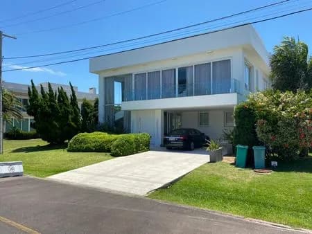 CASA EM CONDOMÍNIO COM 4 DORMITÓRIOS (4 SUÍTES), 2 VAGAS, 220M² ÁREA ÚTIL À VENDA EM CENTRO
