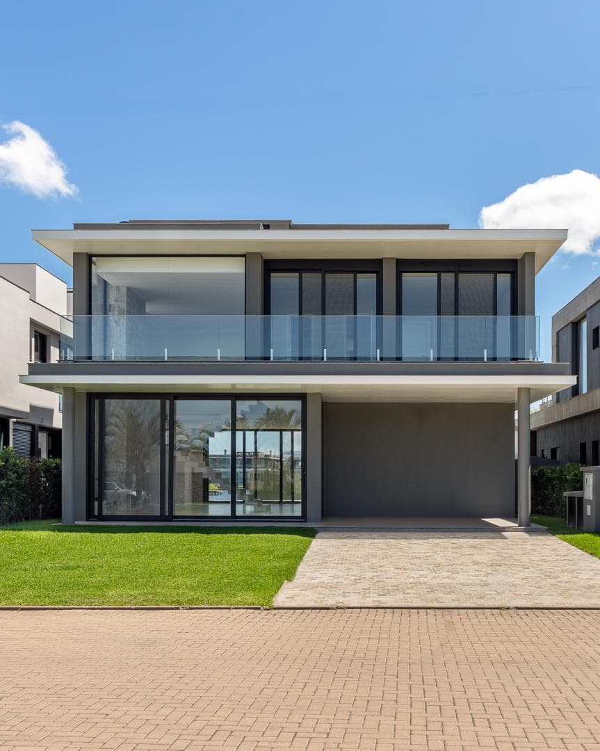 CASA EM CONDOMÍNIO COM 5 DORMITÓRIOS (5 SUÍTES), 382M² ÁREA ÚTIL À VENDA EM CENTRO
