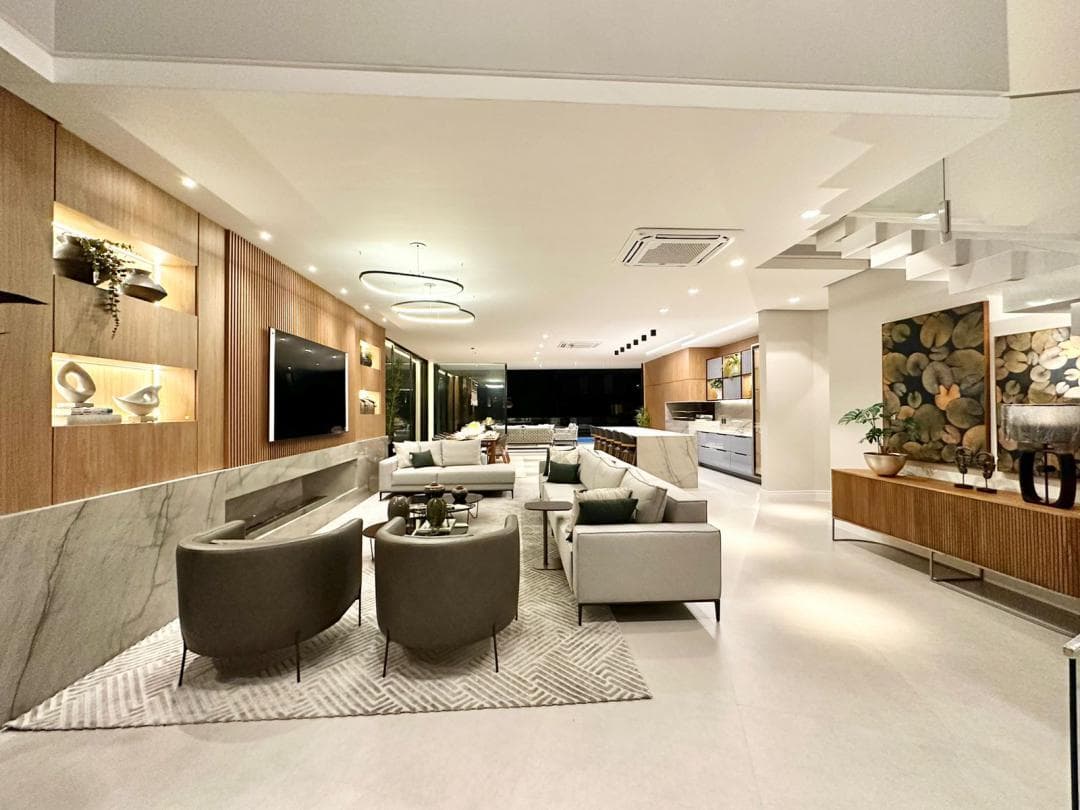 CASA EM CONDOMÍNIO COM 5 DORMITÓRIOS (5 SUÍTES), 2 VAGAS, 501M² ÁREA PRIVATIVA À VENDA EM CENTRO - Foto 2