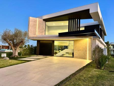 CASA EM CONDOMÍNIO COM 5 DORMITÓRIOS (5 SUÍTES), 2 VAGAS, 501M² ÁREA PRIVATIVA À VENDA EM CENTRO