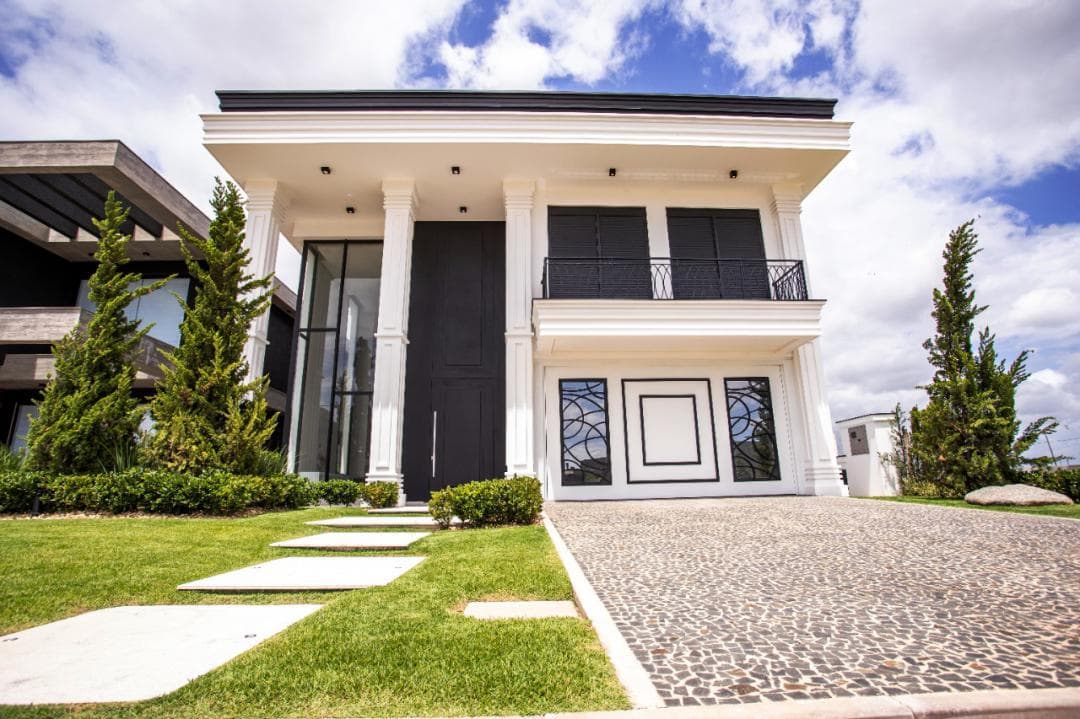 CASA EM CONDOMÍNIO COM 5 DORMITÓRIOS (5 SUÍTES), 2 VAGAS, 472M² ÁREA ÚTIL À VENDA EM CENTRO