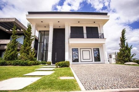 CASA EM CONDOMÍNIO COM 5 DORMITÓRIOS (5 SUÍTES), 2 VAGAS, 472M² ÁREA ÚTIL À VENDA EM CENTRO