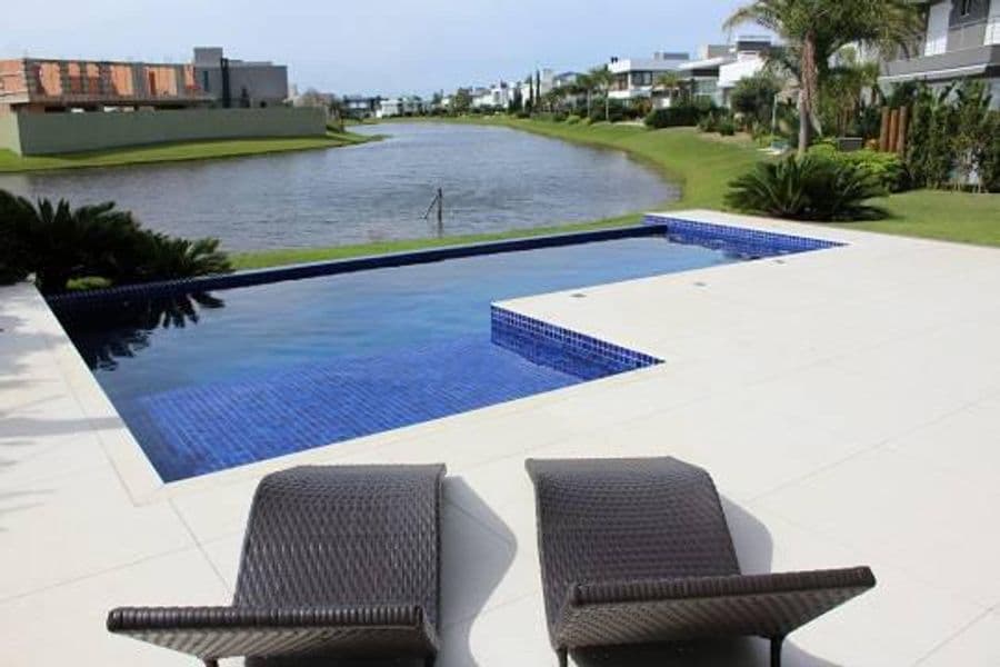 CASA EM CONDOMÍNIO COM 4 DORMITÓRIOS (4 SUÍTES), 2 VAGAS, 220M² ÁREA ÚTIL À VENDA EM CENTRO - Foto 3