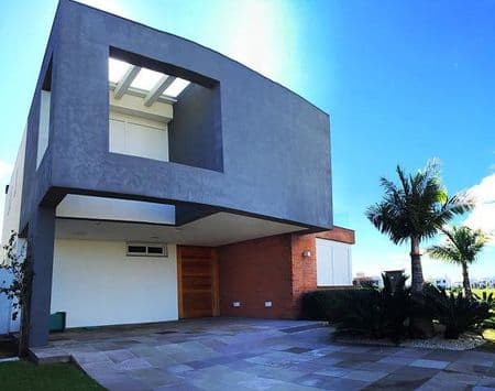 CASA EM CONDOMÍNIO COM 4 DORMITÓRIOS (4 SUÍTES), 2 VAGAS, 450M² ÁREA ÚTIL À VENDA EM CENTRO